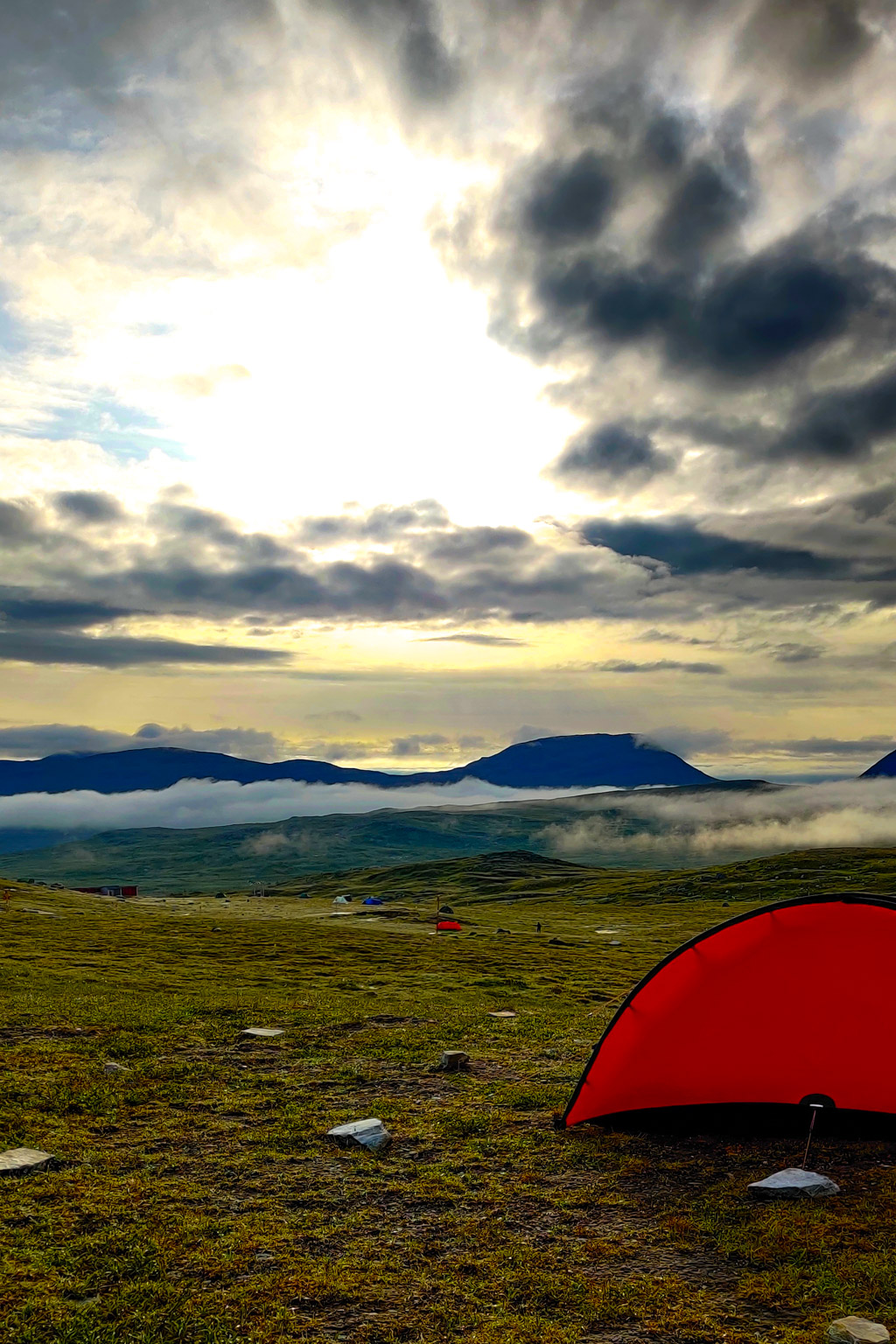 Vacker, tidig morgon vid Blåhammarens fjällstation med tält i förgrunden