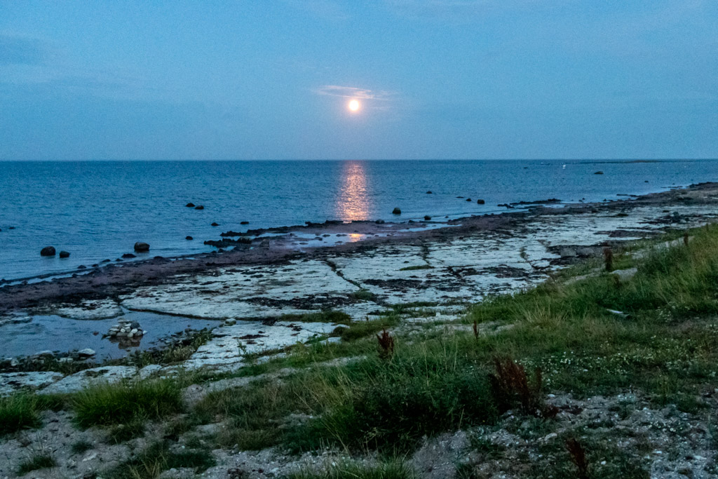 Måne över Östersjön vid Seby badplats på Öland