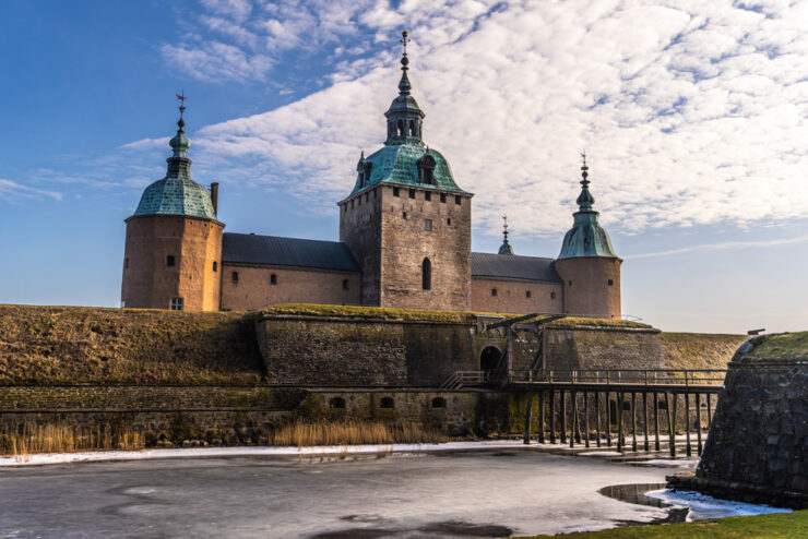 Kalmar slott med is på vallgraven.